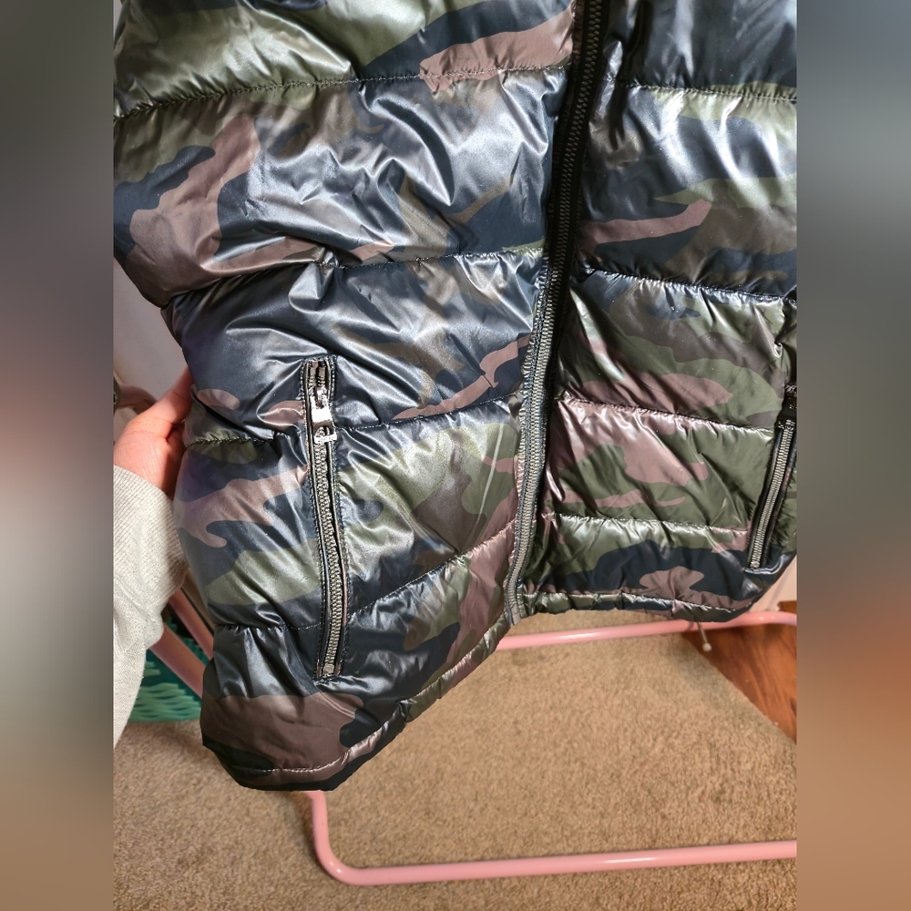 Guess Men's Puffer Jacket - Black and Green - Picture 5 of 14